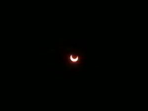 Fin de l'anneau, le soleil a maintenant la forme d'une tête de zébu (avec les cornes vers le haut)
