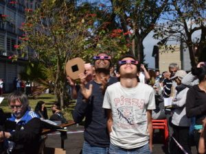 Ça y est, le soleil est devenu un anneau; ça mérite bien quelques applaudissements.